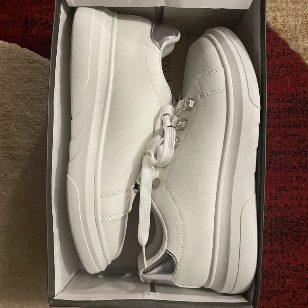 NWT Patrizia Spring Step Crystal Lace-Up Sneakers Size 10 W/Extra Shoe Strings
